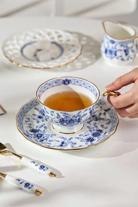 高級骨瓷コーヒーカップとソーサー【エレガントなレッドティーギフトボックス入り】（セットアップ対応）