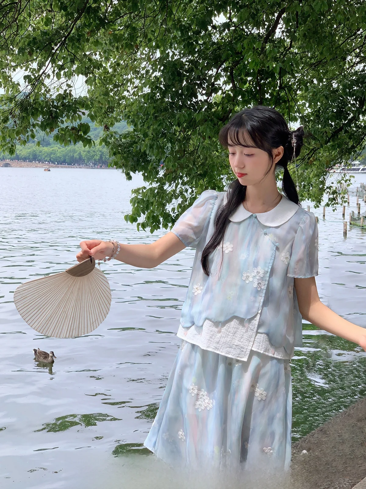 季節別に使えるきれいめコーデの必須アイテムは、夏の「新中式」ブラウスとスカートセット？