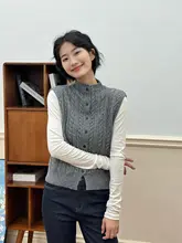 グレーのシンプルデザインのケーブル編みウール混紡ニットベスト【秋冬用・ファッションアイテム】