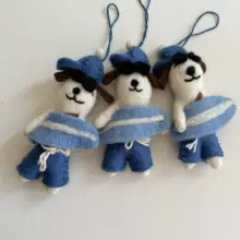 ネパールの手作り羊毛フェルトのかわいい スケートボード 匹の子犬