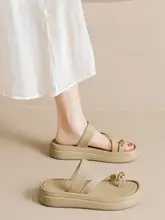 女性用 夏用ファッショナブルな黒い厚底サンダル【スカートとのコーディネートに最適】