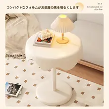シンプルなデザインのベッドサイドテーブル【モダン・小型・収納用】