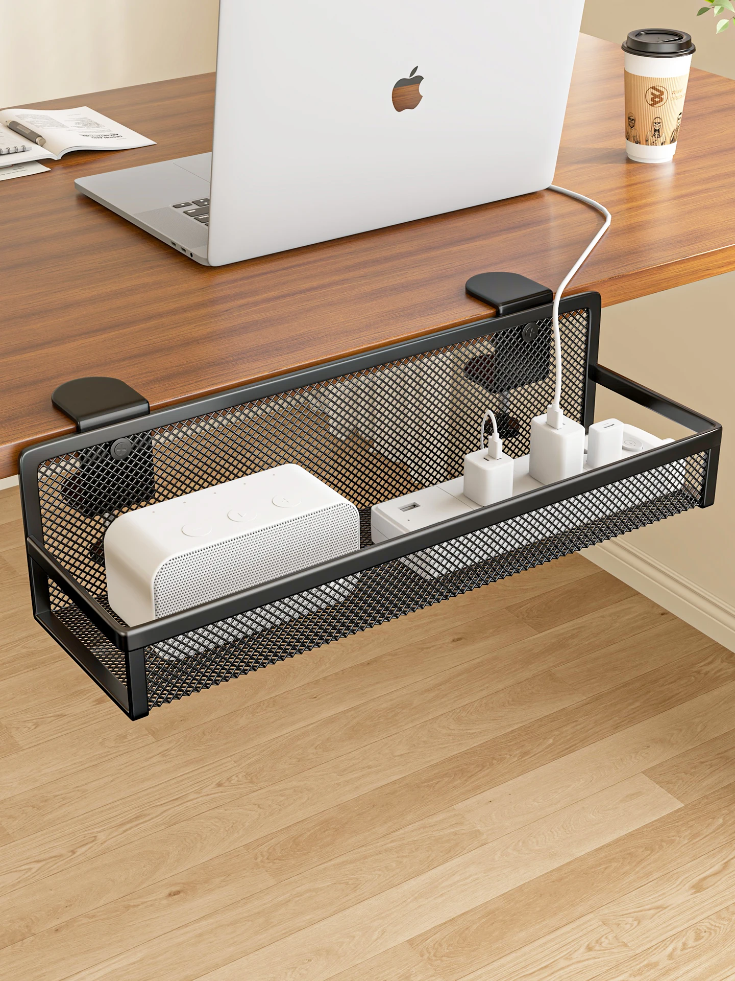 穴あけ不要！電源タップ固定器でデスク下コード収納を実現