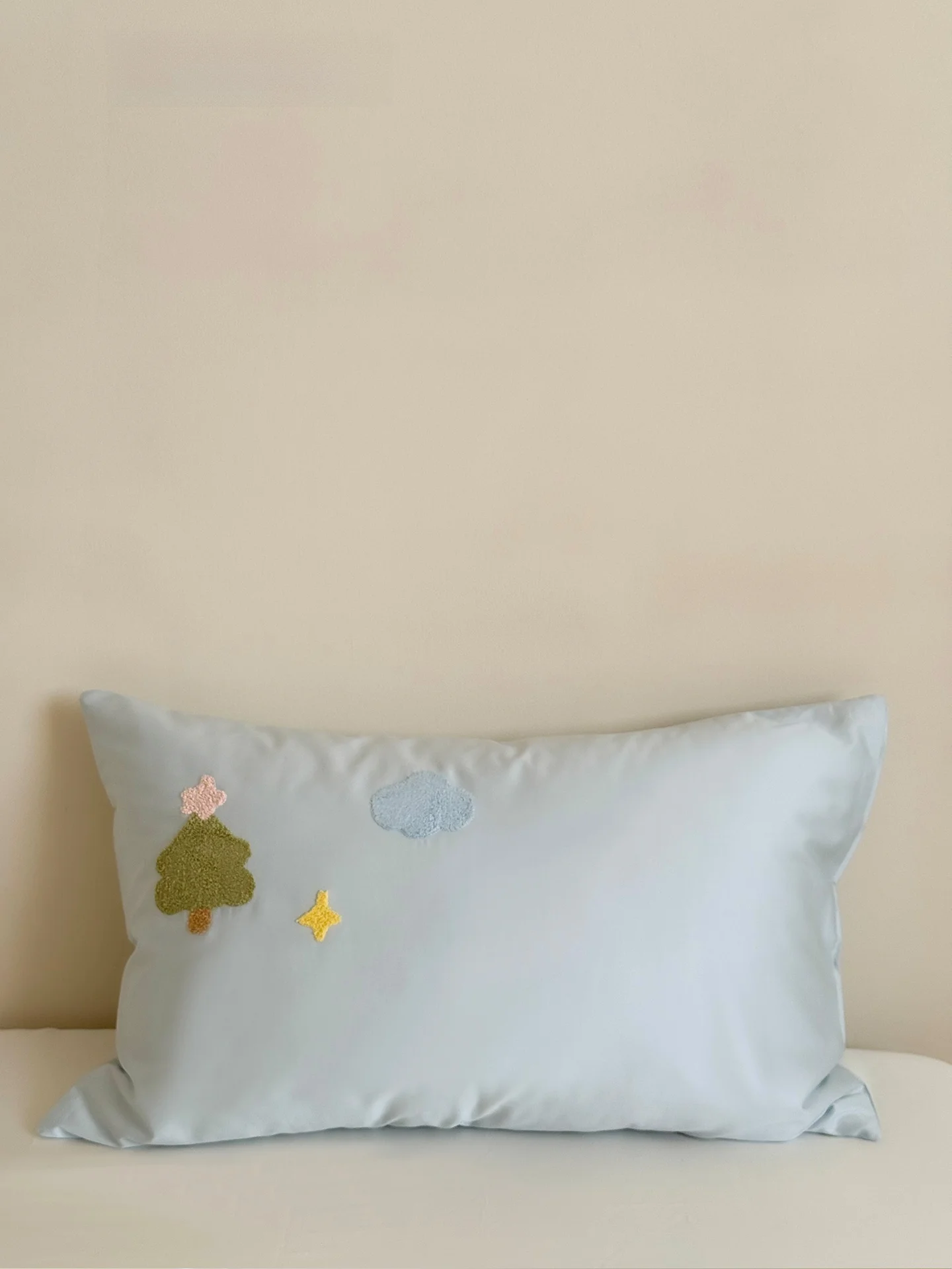 可愛いタオル刺繍の長綿製まくらカバー：洗濯可能で衛生的に使える家庭用カバーの実用性