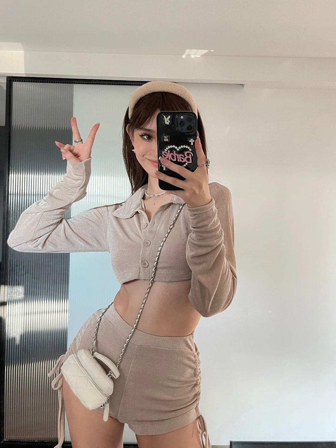 ハイウエストミニスカートでスタイルアップするコツは？