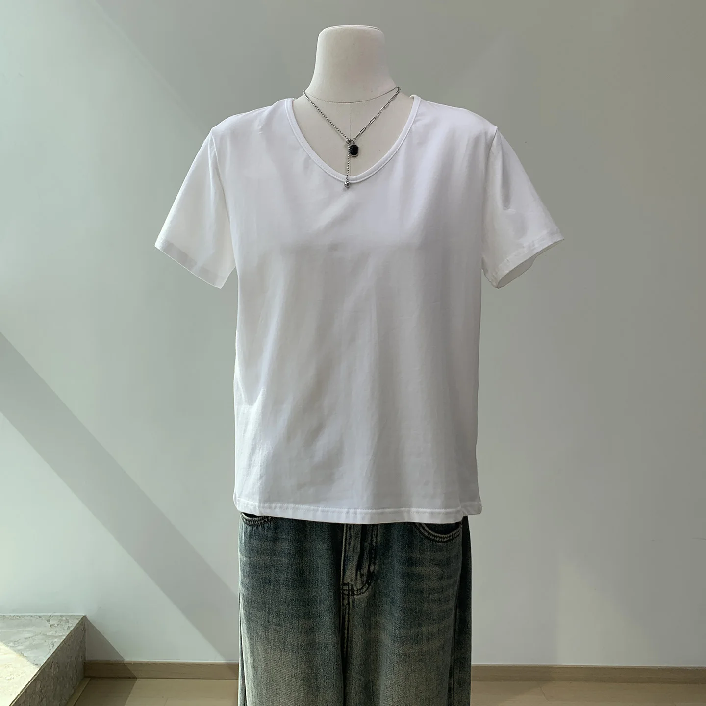 白Tシャツ 一枚で着る どうやって着るの？通勤風のシンプルさが、夏の日常を救うアイテムとは
