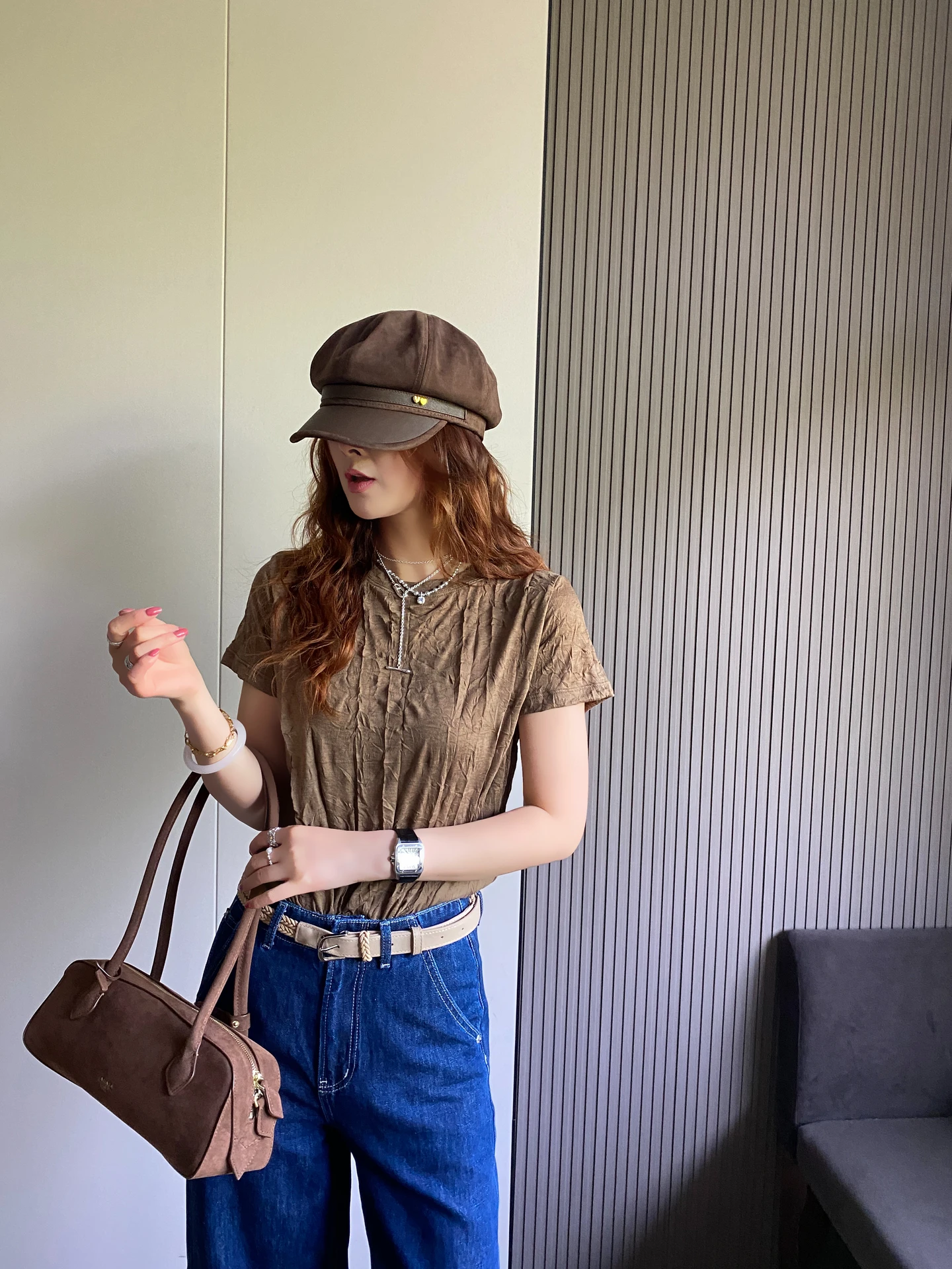 デザインのある皺加工天絲短袖Tシャツ：40代女性の夏カジュアルコーデに最適なスリムフィットスタイル