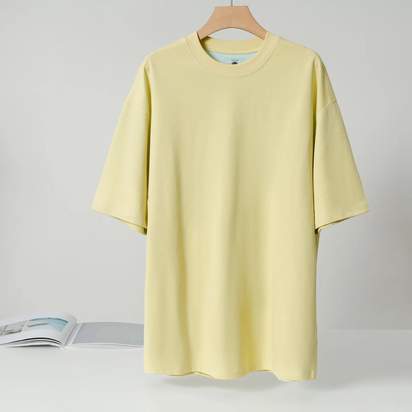 淡い黄色の両面カラーコットン半袖Tシャツ：コットン素材の吸湿性と肌への影響を実証