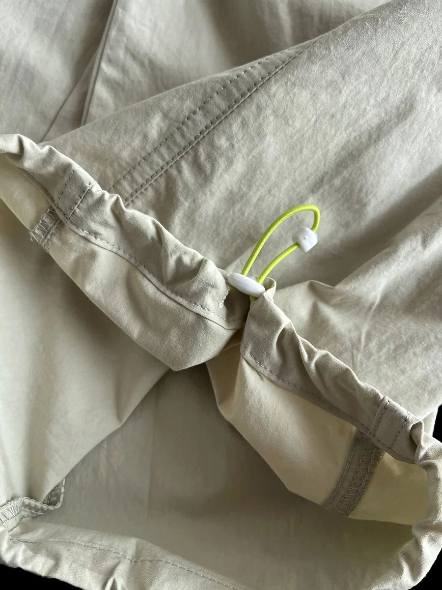 軽量で快適な春 夏用トレッキングパンツ：軽装登山の必須アイテムとしての実用性と設計構造