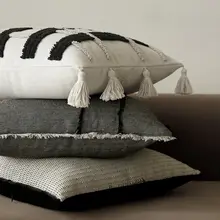 立体刺繍付きクッションカバー【モダンデザイン・黒白・リビング用】