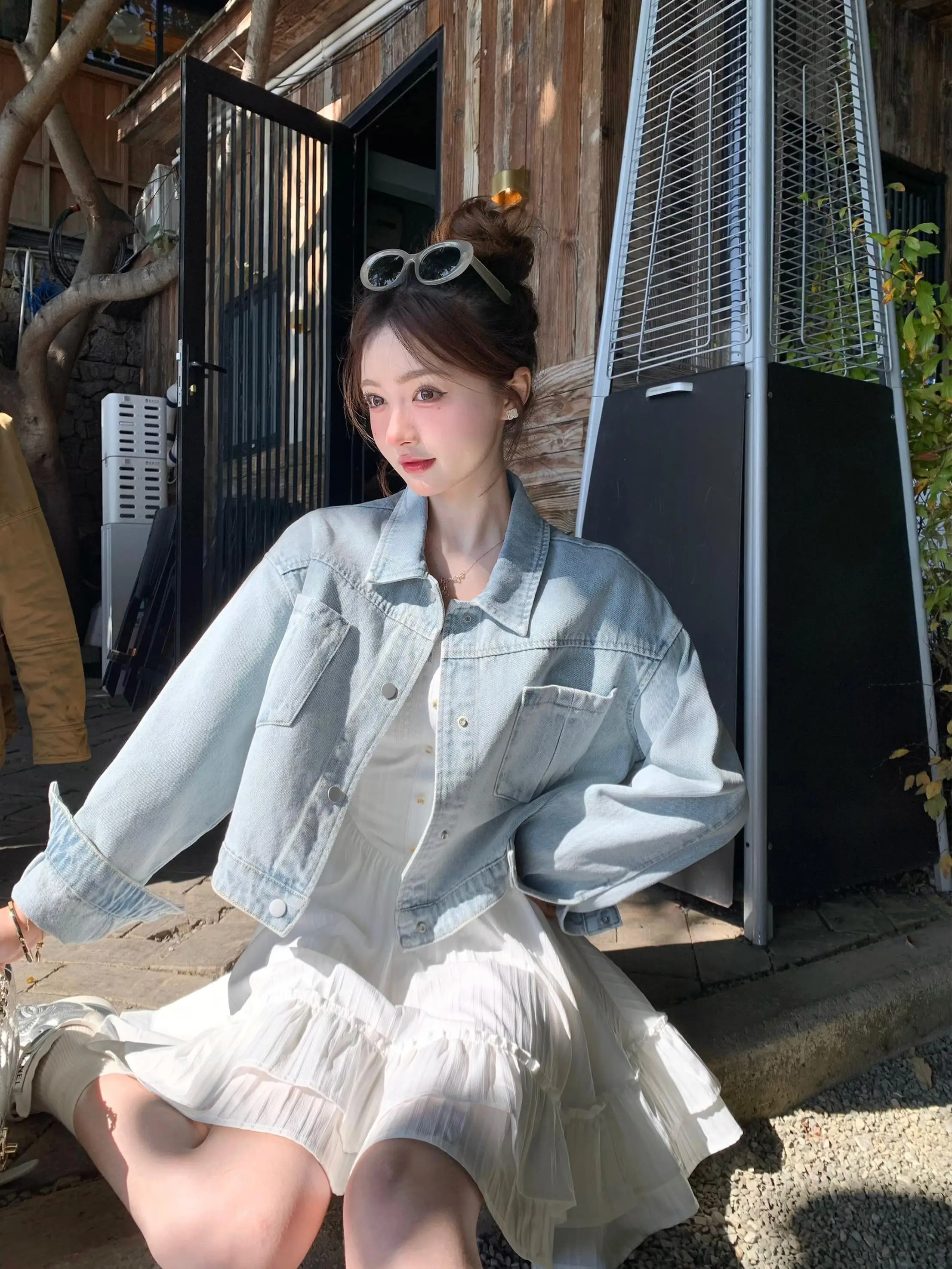 デニム コーデの基本ルールとは？カフェブラウンショートパンツで失敗しない春のスタイル