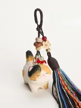 手作り木彫り猫型キーホルダー【招財猫・三毛猫デザイン・自動車やバッグに最適】（セットアップ対応）