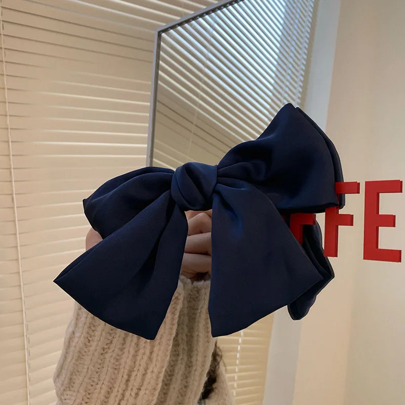 レトロな赤いリボンが通学スタイルを彩る！どう選ぶべきか？