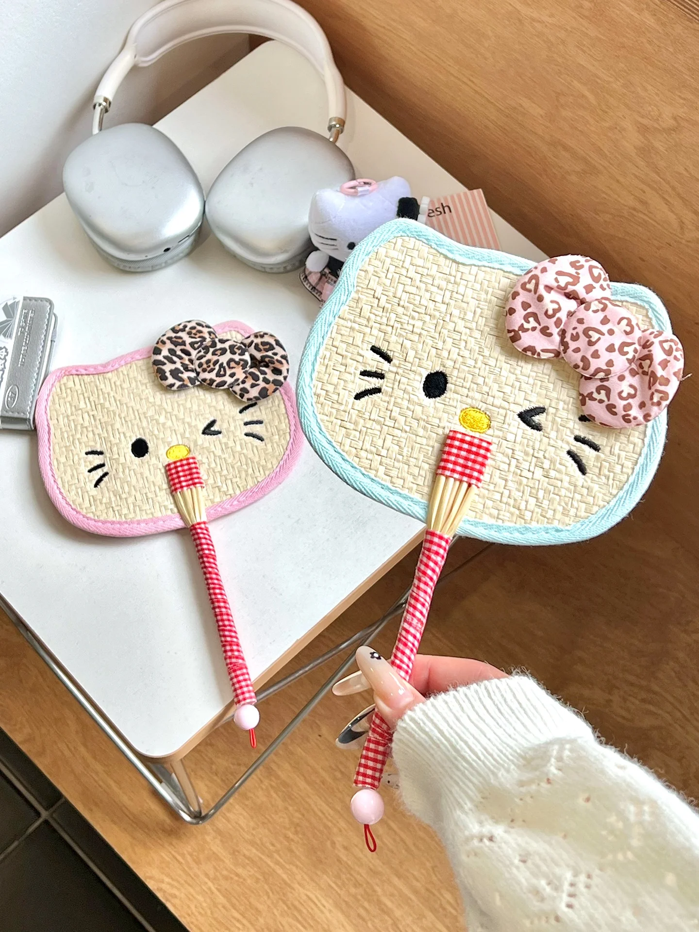 うちわ文字 猫耳 デザインの麦わら扇子：刺繍柄・レトロスタイルの実用性と使い方