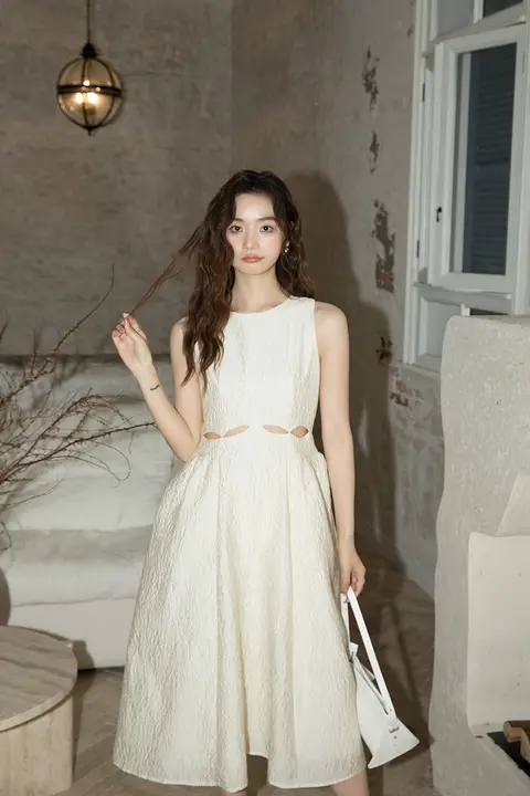 立体感のある白い結婚式用ドレス【収腰デザイン・フレアスカート・夏用】（セットアップ対応）