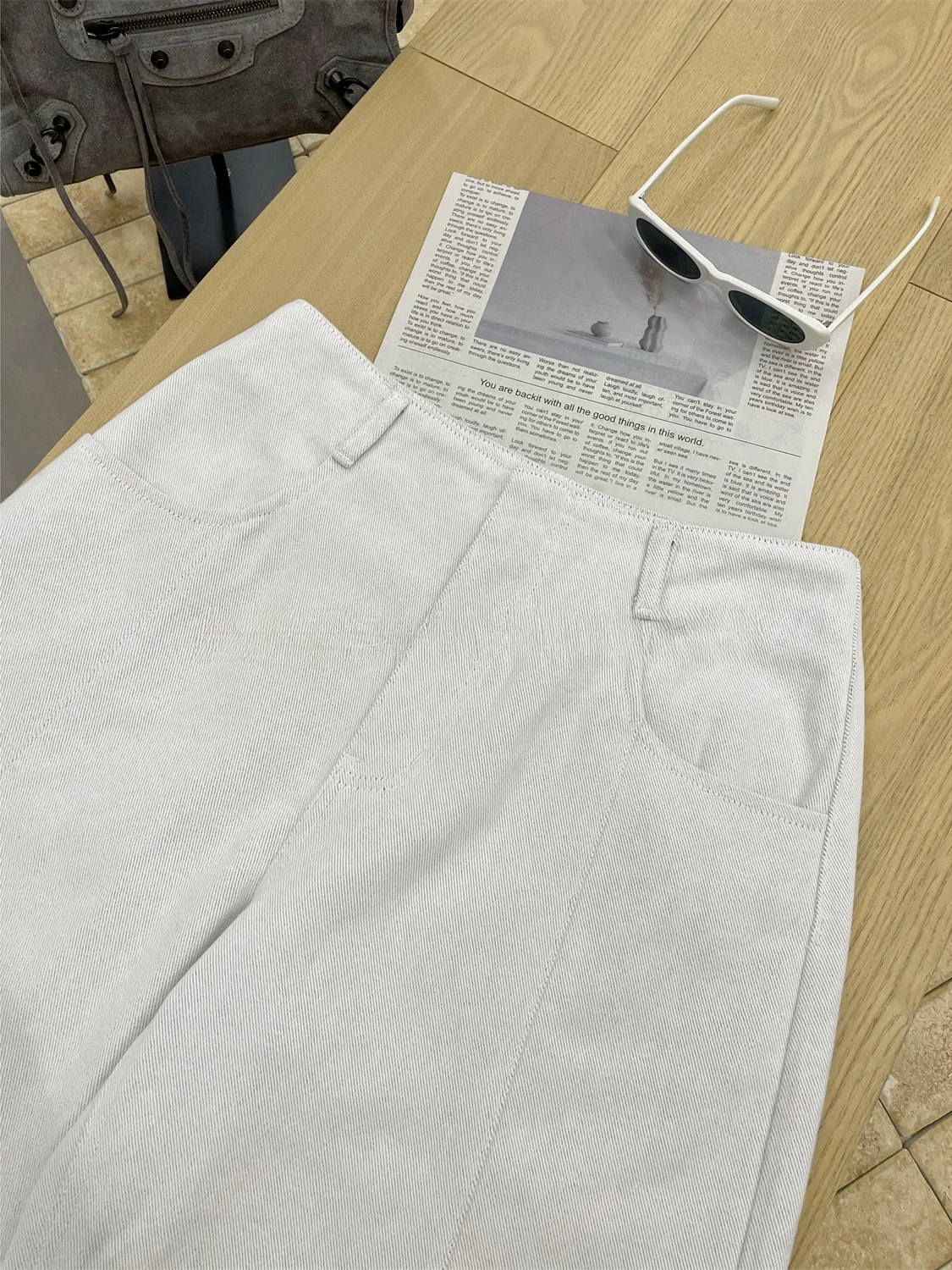 高級石灰白の立裁弧形ワイドデニムパンツ：レディースカジュアルスタイルの定番としての実用性とサイズガイド