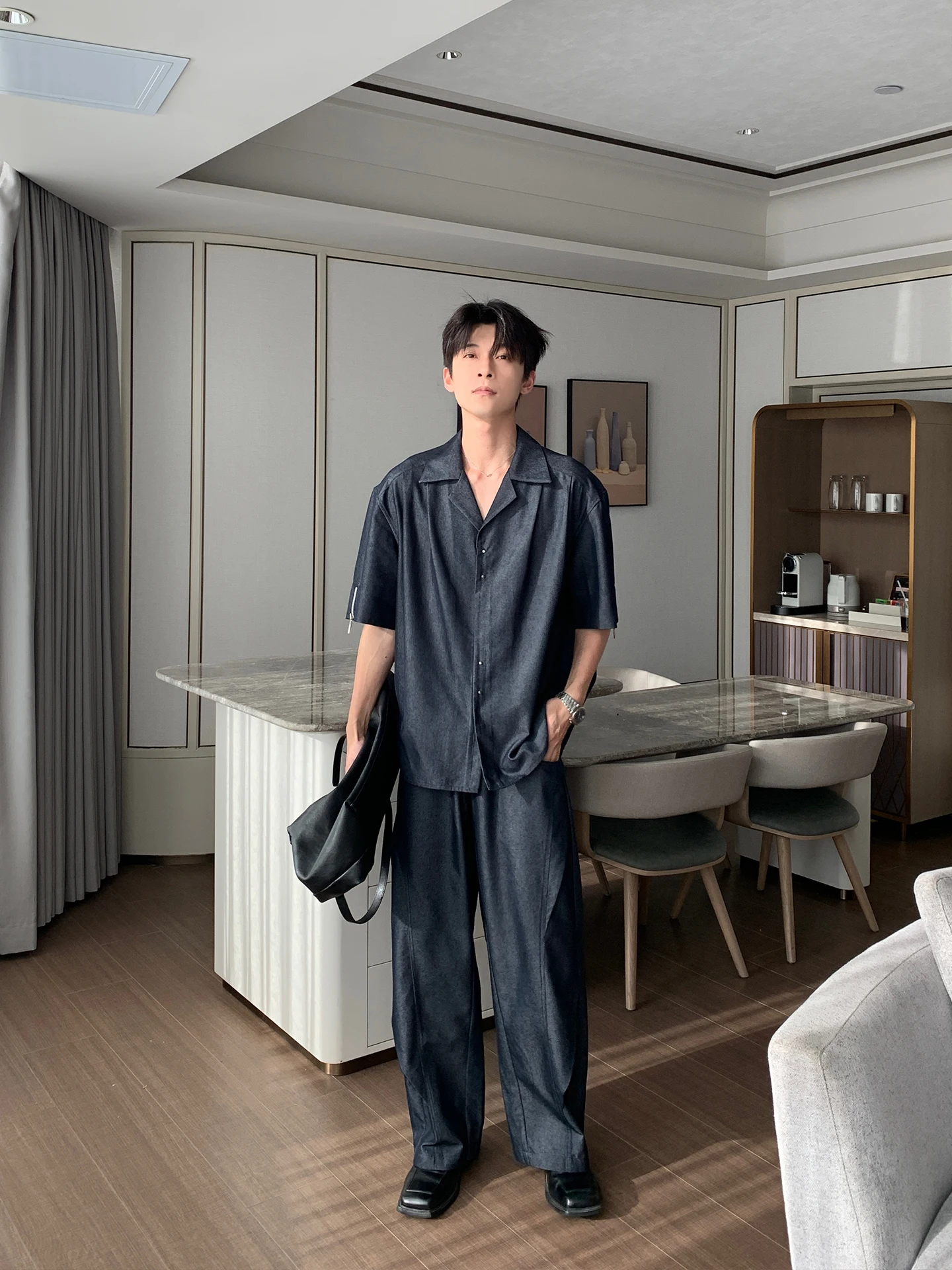 夏用カジュアルシャツとパンツのコーディネート：30代男性のストリートスタイルに最適なセットアップ