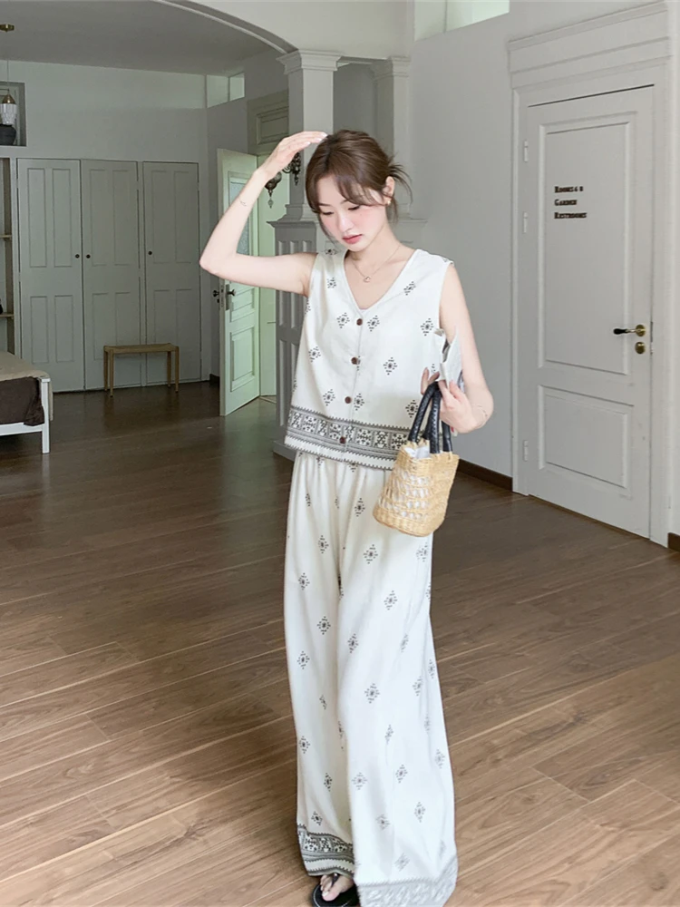 今の流行り服は、Vネックベストとワイドパンツのセットアップで決まる？