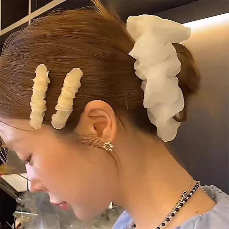 ピンをを使ったヘアアレンジ：オーガンジー素材のひざしクリップで簡単かつ安定したスタイルを実現