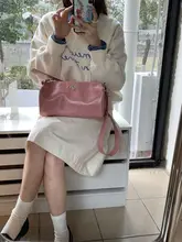 春にぴったりなピンクのショルダーバッグ【ボストン型・スタイリッシュ・多用途】