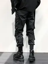 黒色の多機能カーゴパンツ【束脚デザイン・ゆったりシルエット・タクティカルポケット】