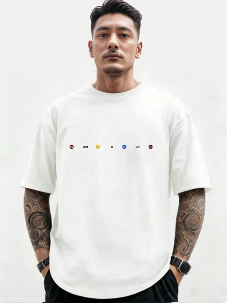 カラフルなアルファベットデザインのメンズTシャツ：メッセージ入りの夏用コットン製ゆったりフィットモデル