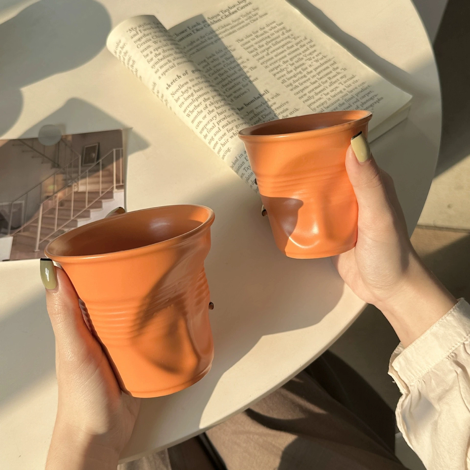 高級感ある陶器製コーヒーカップ：こぼれにくいコップとしての実用性とデザインのバランス