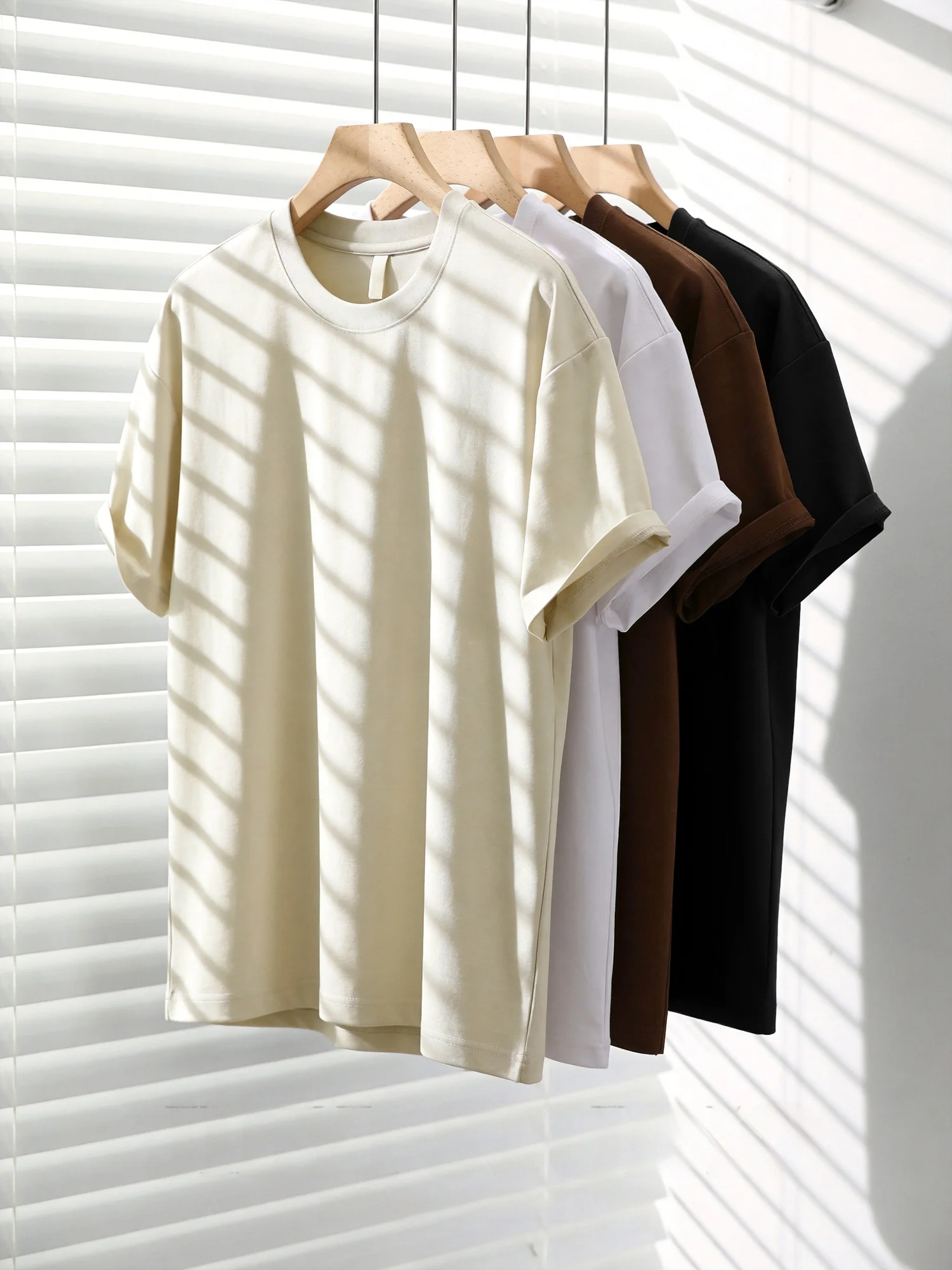 夏のTシャツに迷っているなら、これで解決できる？「介乙」のシンプル無地半袖シャツがおすすめの理由