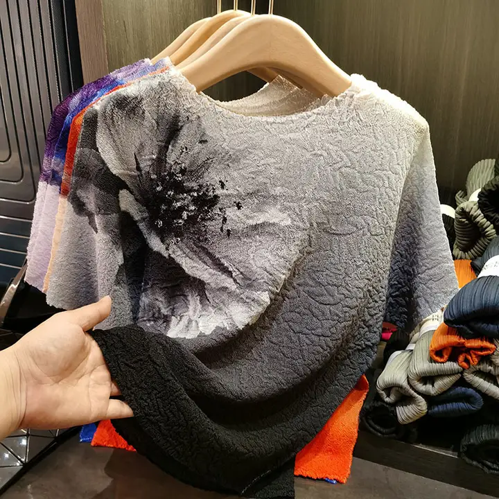 グラデーションバットウィング袖デザインのトップス【円形ネック・くしゅくしゅ加工・したシルエット・短袖】