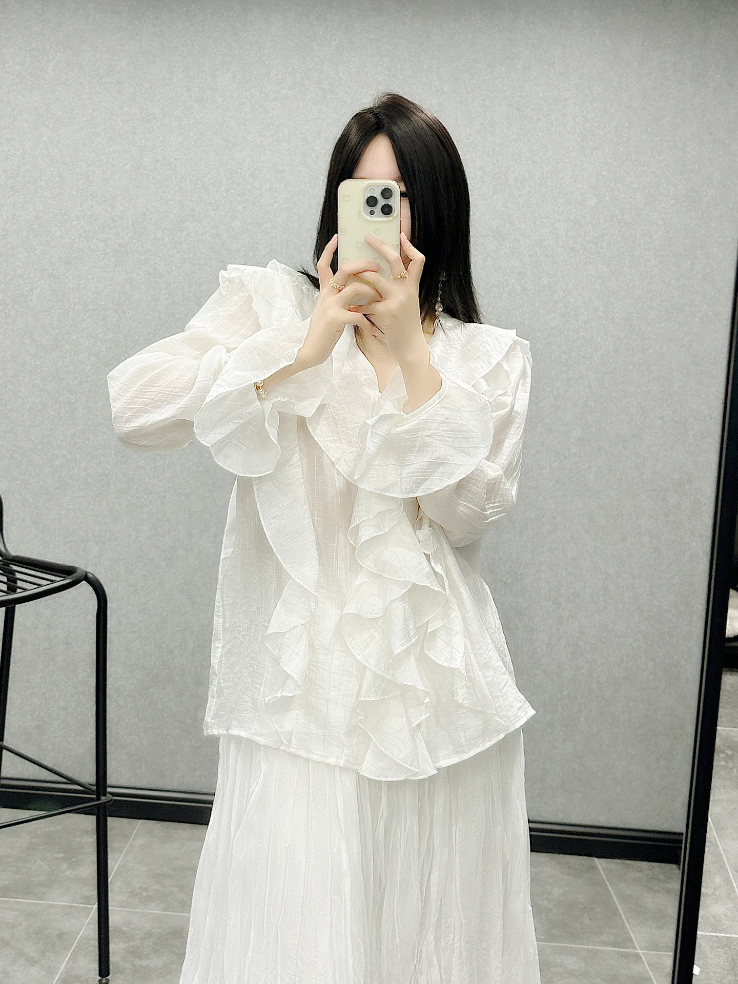 袖がふわっとした服：優しい色合いのVネックブラウスが提供する柔らかさと機能性