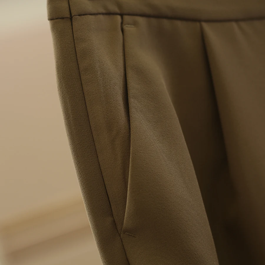 通勤服40代にぴったりなパンツは、どう選ぶ？