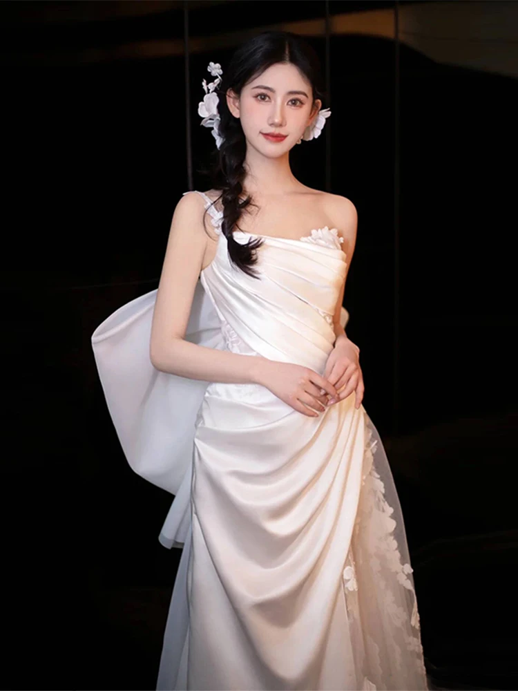 世界の花嫁衣装：上品なレースビスチェドレスのスタイルと実用性