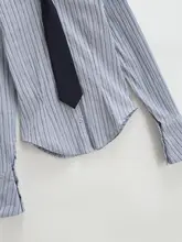 デザイン感ある学院風仕立てのストライプシャツ【フィット感・ロングスリーブ・リボン付き】