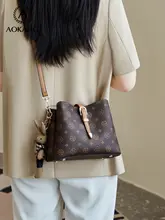 大容量 ショルダーバッグ【老花柄・通勤用・高級感あり】