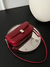 EZRO 本革製 高級感あるロック付きショルダーバッグ【シンプル＆コンパクトデザイン】
