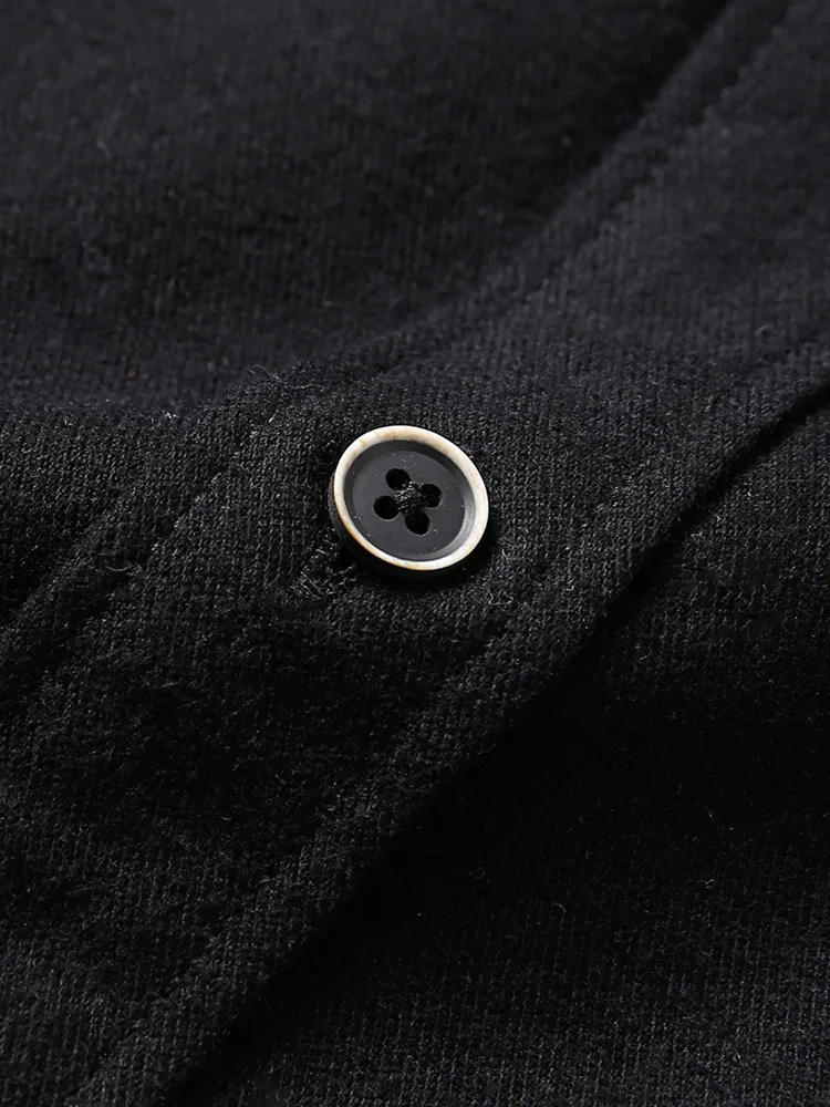 黒柄シャツ メンズ 通勤コーデに最適なスタンドカラー長袖シャツ
