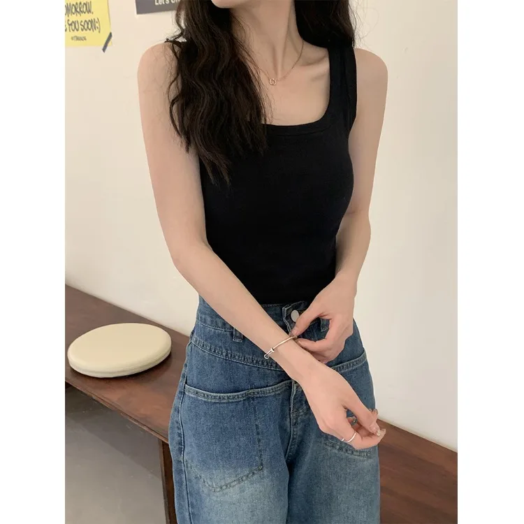 美しいデザインの胸パッド付きキャミソール：秋用通勤スタイルの着回し実用性を検証