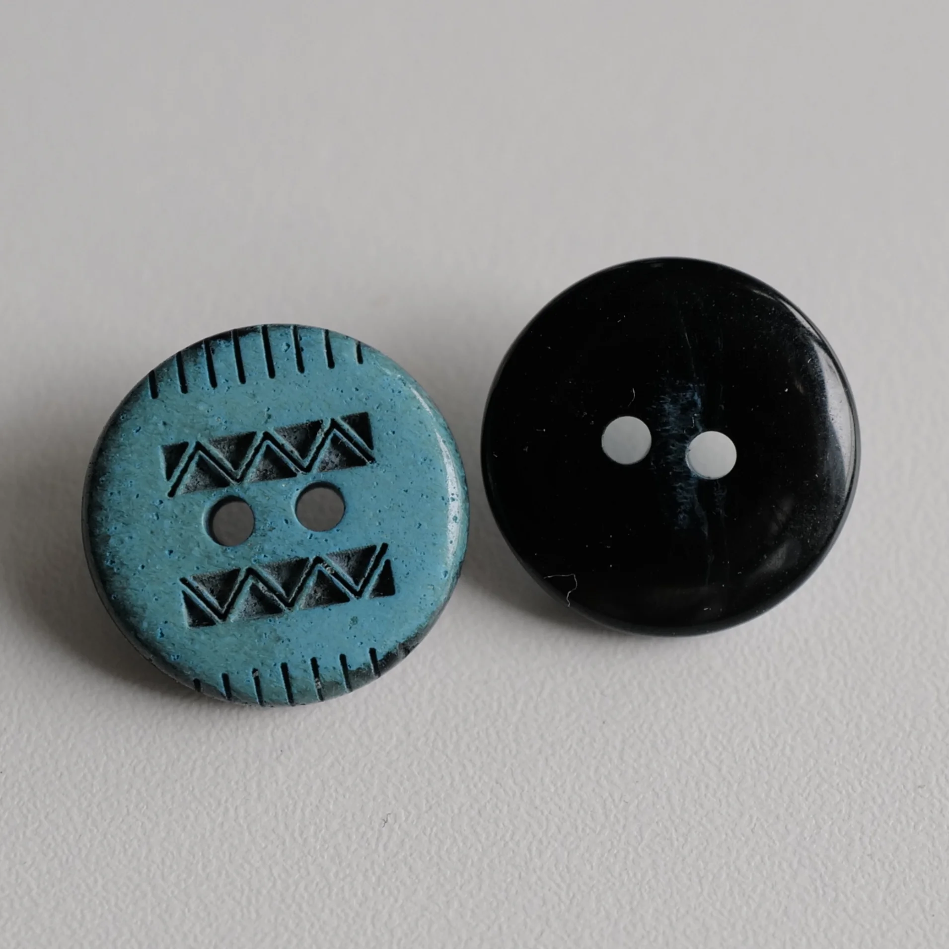 ハトメボタンとは？Textile Gardenのオーシャンブルー刻印黒樹脂製モデルの仕組みと実用性