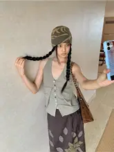 二通りの着こなしが楽しめるバックストラップのカラーアクセントタンクトップ【Vネック・ノースリーブ】（セットアップ対応）