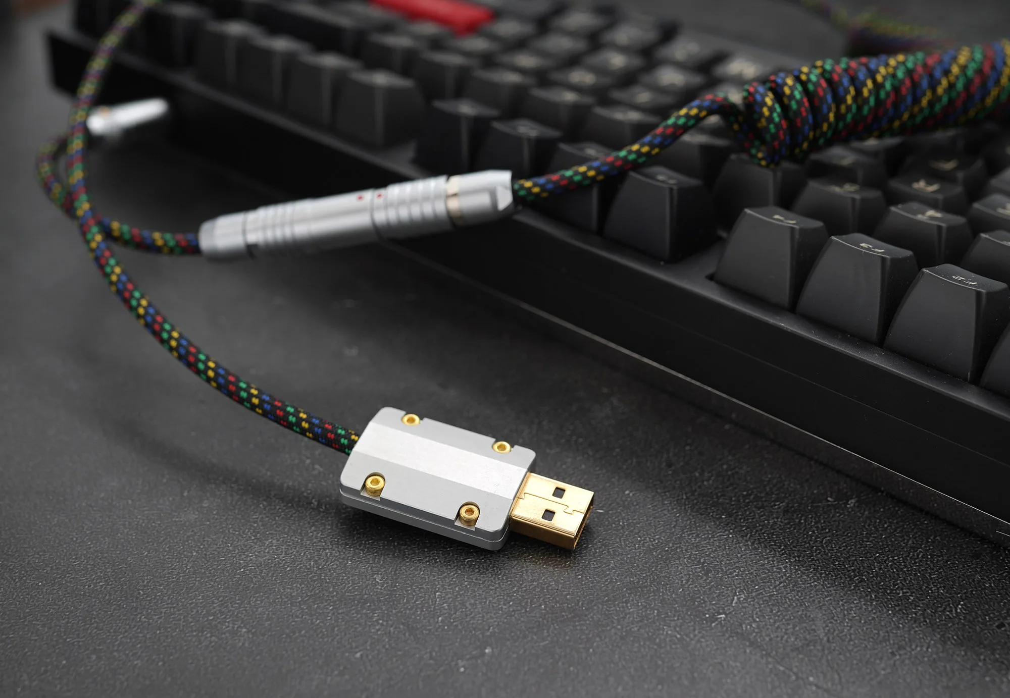 手作りのスパイラルデータケーブル：ミニUSBとType-Cインターフェースの実用性と信頼性