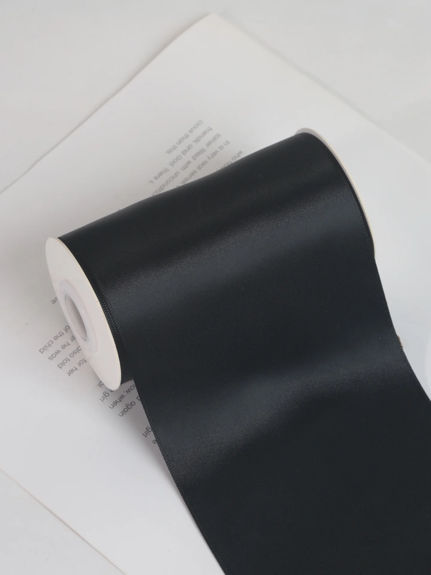 黒色リボンデザインのDIYギフト包装用リボン：おしゃれな包み方の実用ガイド