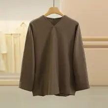 Vネックのゆったりとしたブラウスとカジュアルパンツの二点セット（セットアップ対応）