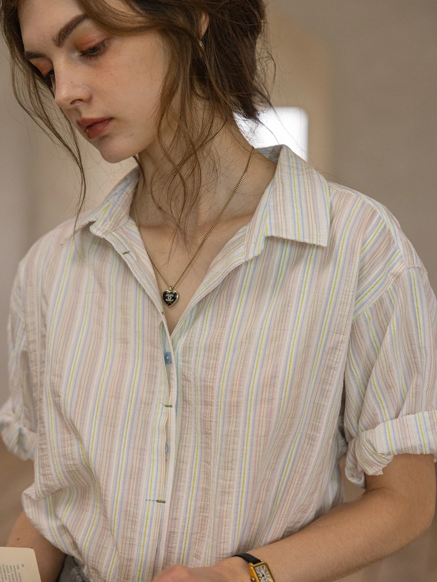 明るい服を選ぶときに迷うなら、この1枚で解決できる？