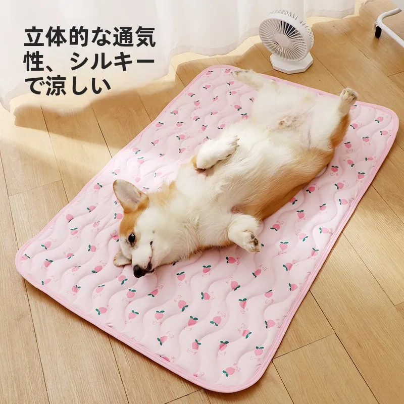 小型犬用冷感アイスシルクマット：ケージ内に敷くことで暑さ対策を実現