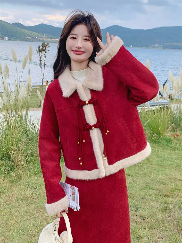holiday 服 はどんなもので、どんな場面で着るの？新中式デザインの赤いファー付きダウンコートとスカートが答えをくれる
