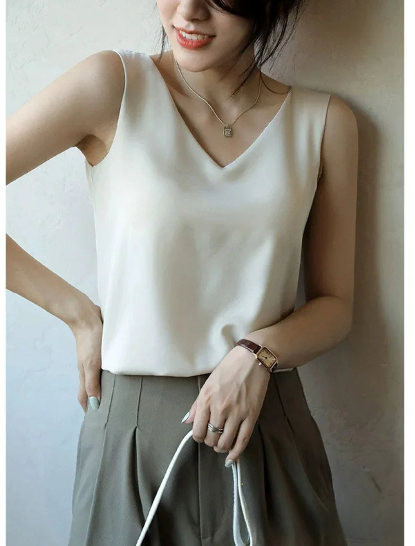 大人可愛い服 40代コーデの完全ガイド｜Vネックシルクタンクトップで実現する自然なエレガンス