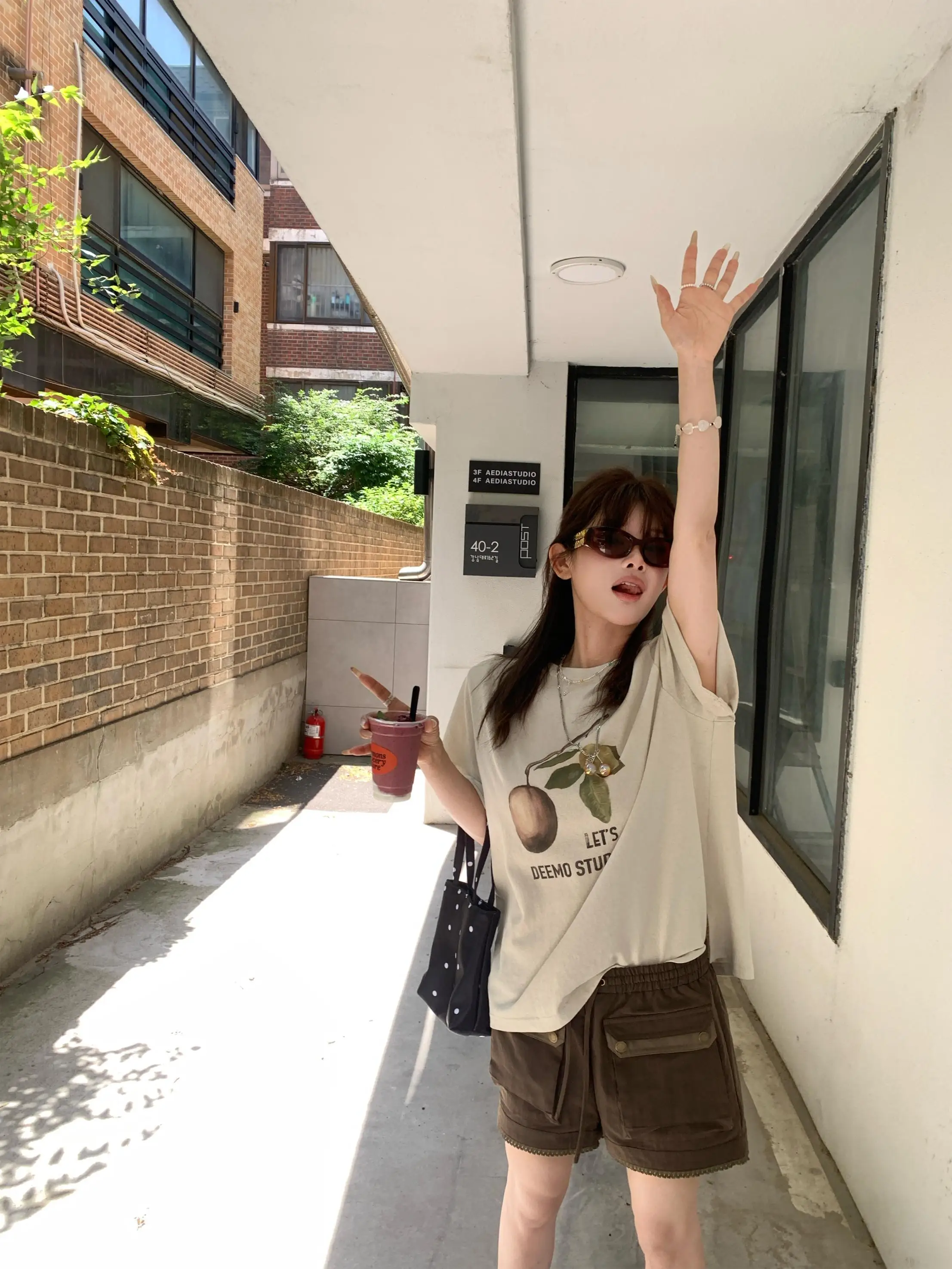 夏向けカラーコンビネーション ワークパンツ：カジュアルガーリーに最適な通勤風工装スタイル