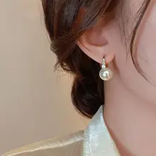 シンプルで上品なパールイヤリング【スタイリッシュなデザイン・秋冬用・女性用】