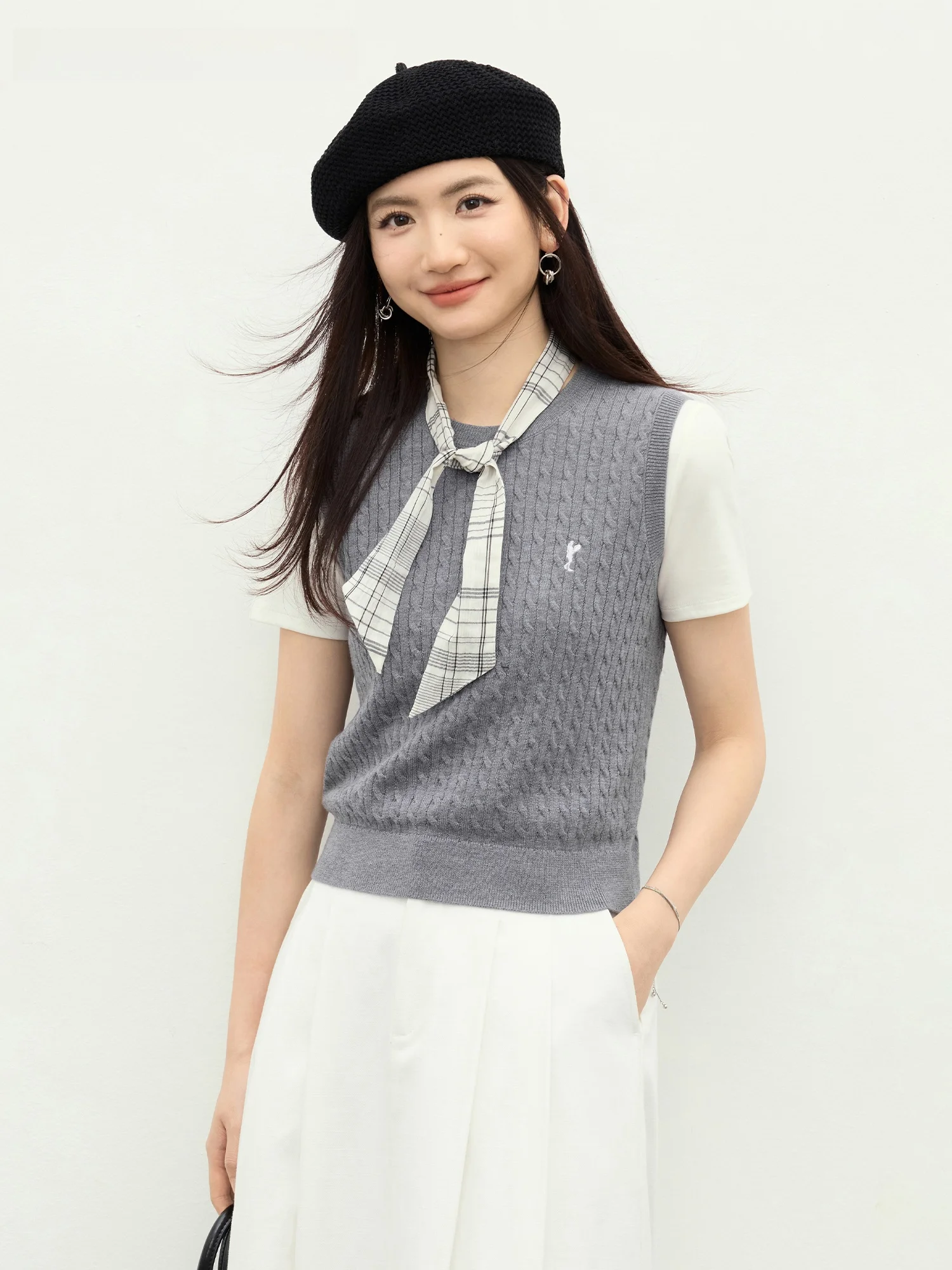 復古スタイルのニットベスト：刺繍とツイスト編みが特徴の女性向け学院風アイテム
