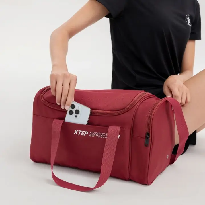 Xtep ダッフルバッグ ボストンバッグ ショルダーバッグ レディース メンズ 軽量 大容量 撥水 2WAY 旅行 スポーツ ジム